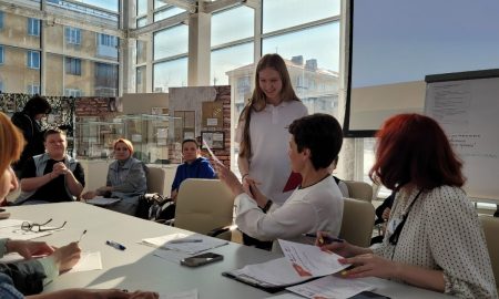 Люди обсуждают