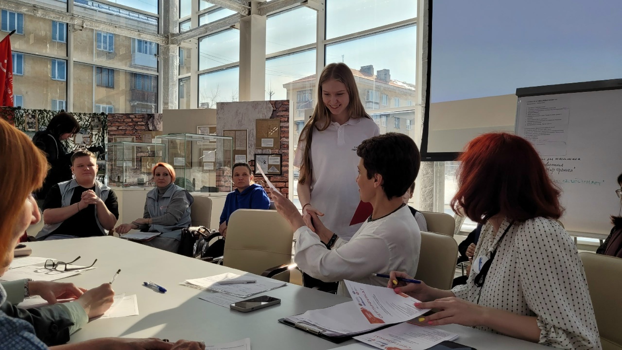 Люди обсуждают