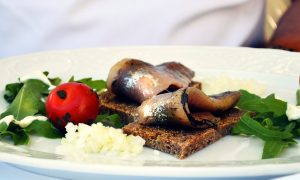 На хлебе лежит селедка