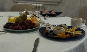 Накрытый стол в ресторане