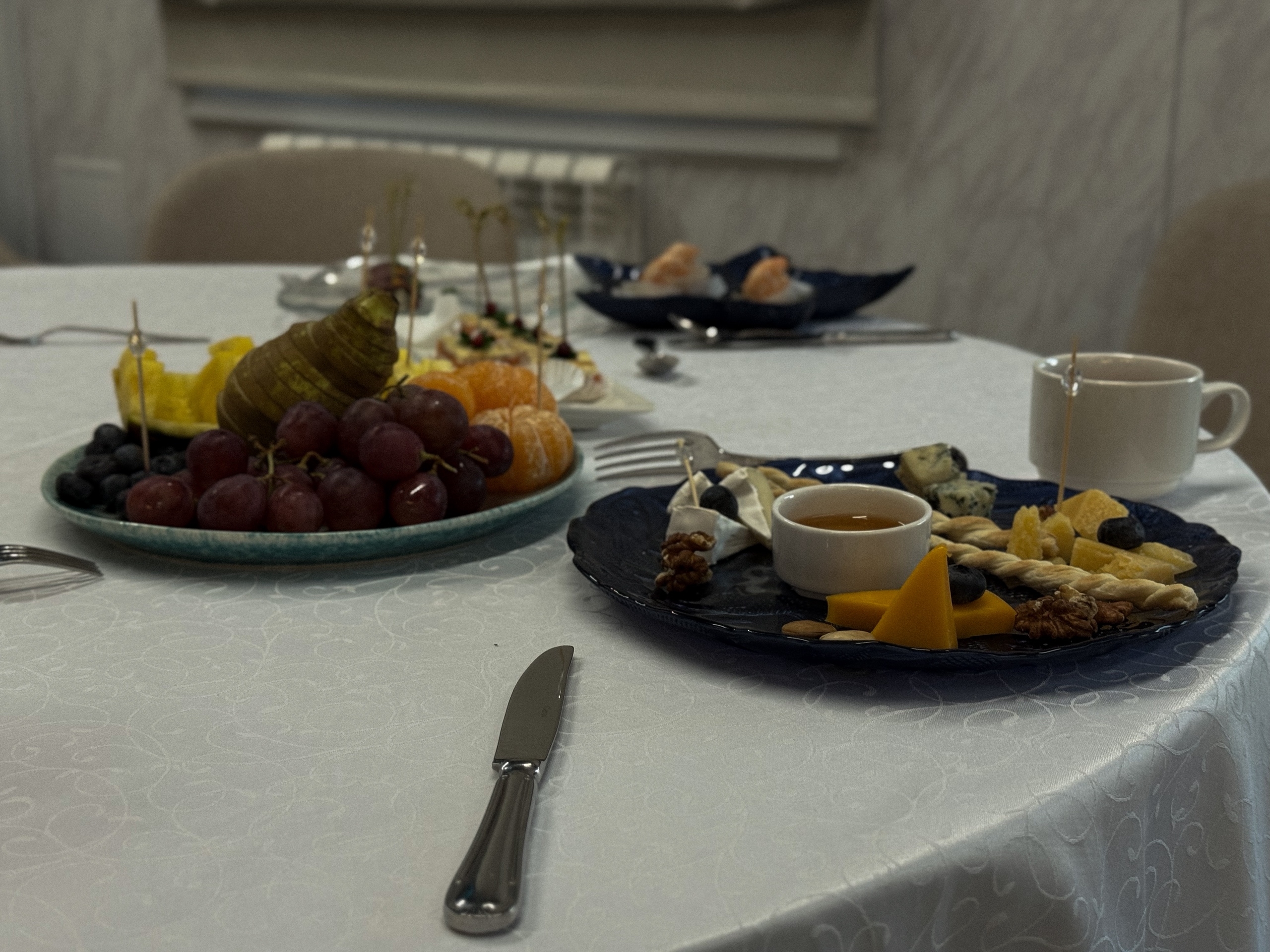 Накрытый стол в ресторане