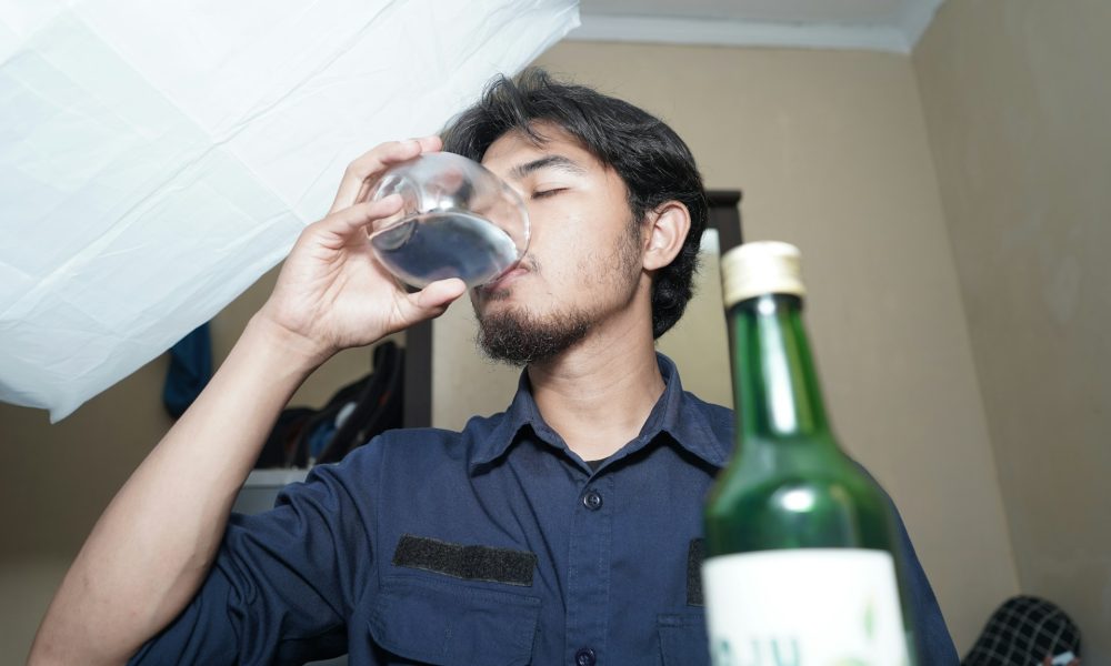 Мужчина пьет водку