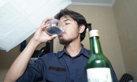 Мужчина пьет водку