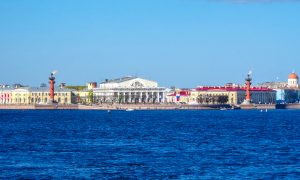 Ростральные колонны возвышаются над рекой