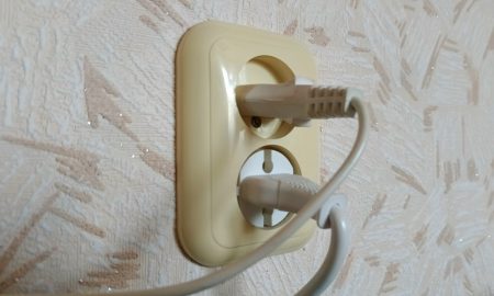 В стене розетка