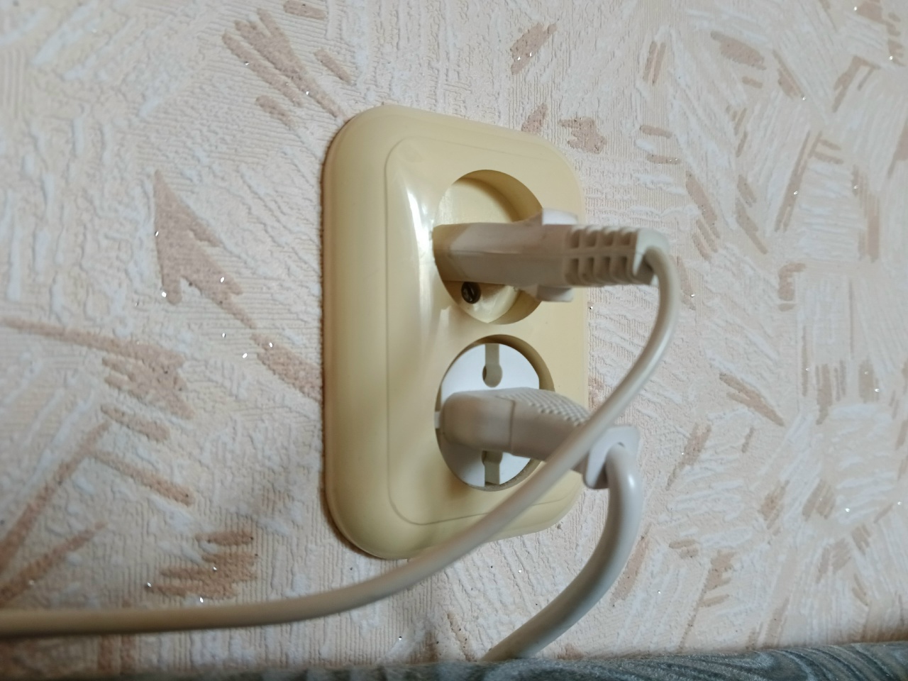 В стене розетка