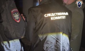 Следователи на месте гибели человека