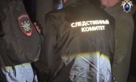 Следователи на месте гибели человека