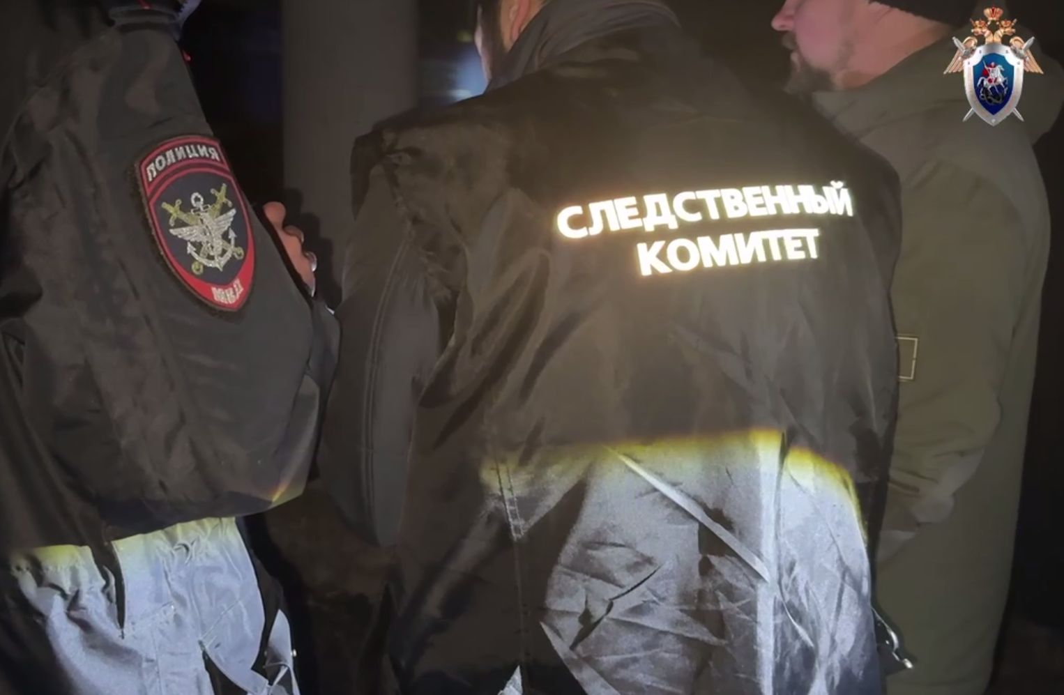 Следователи на месте гибели человека