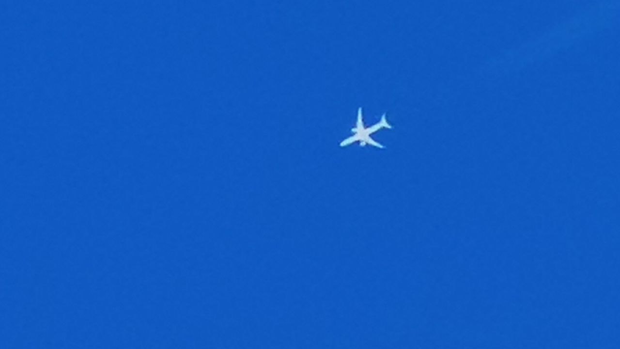 Самолет летит в небе