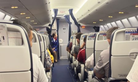 Пассажиры в салоне самолета