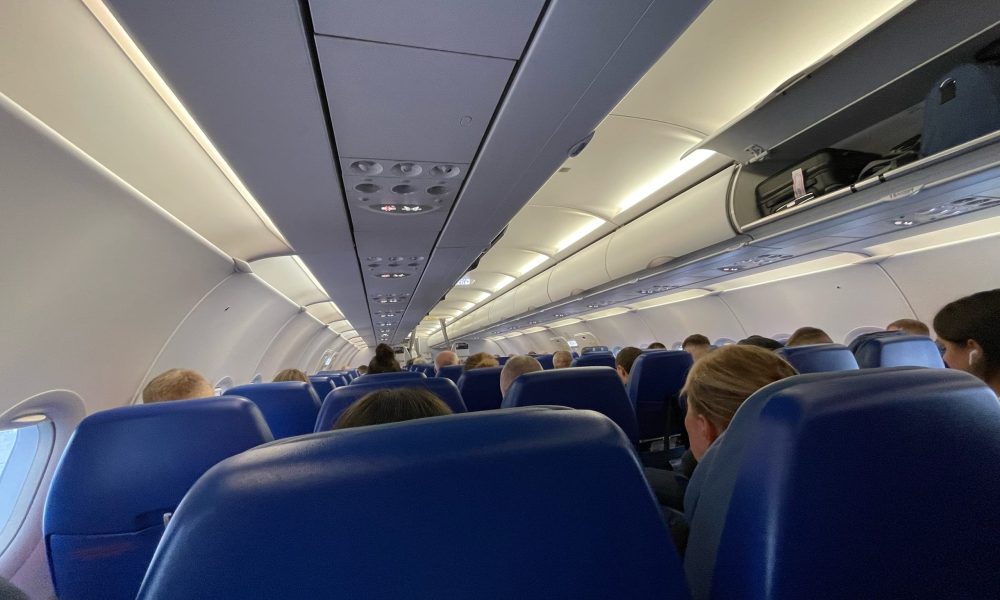 Пассажиры в салоне самолета