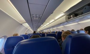 Пассажиры в салоне самолета