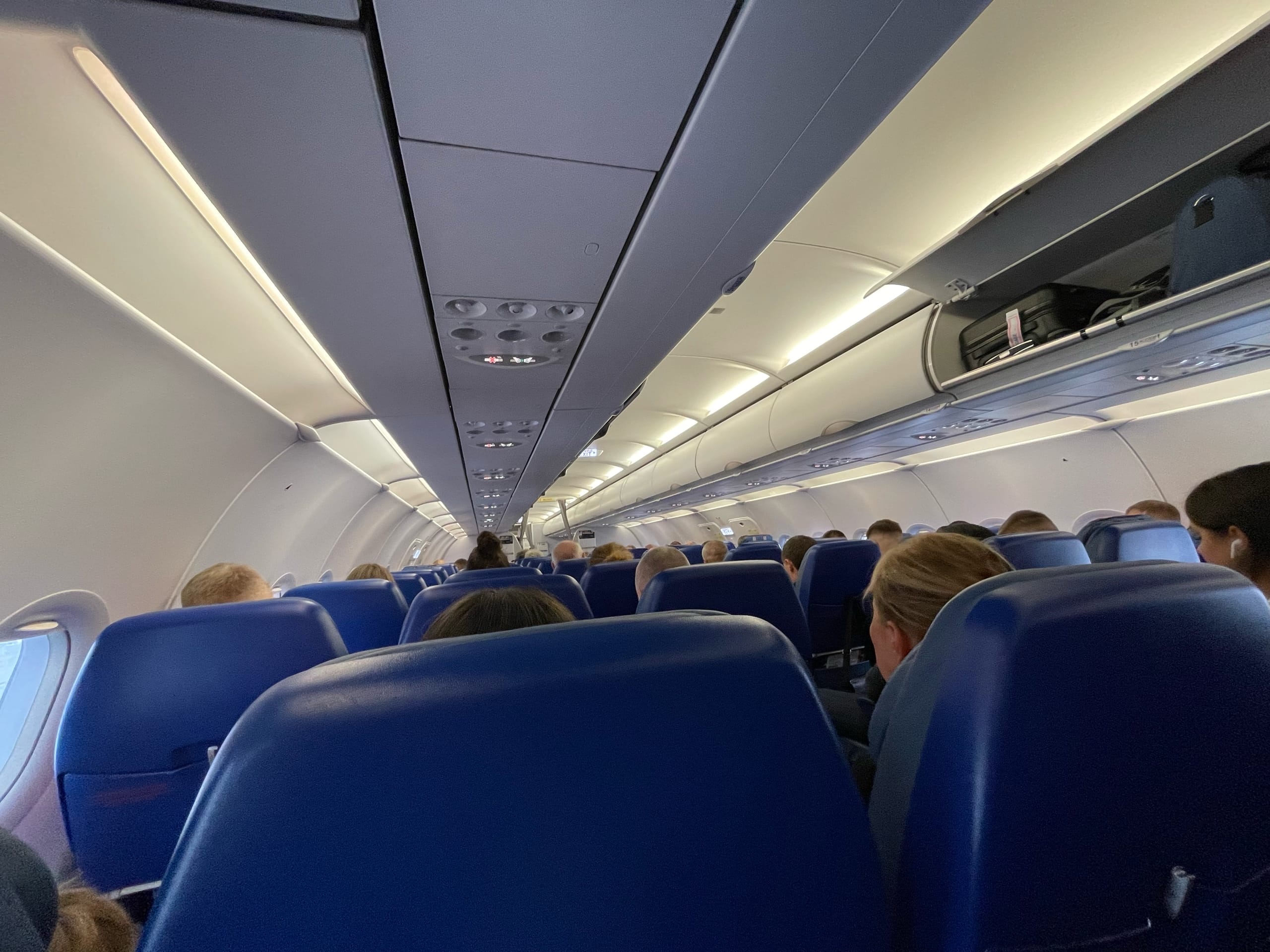 Пассажиры в салоне самолета