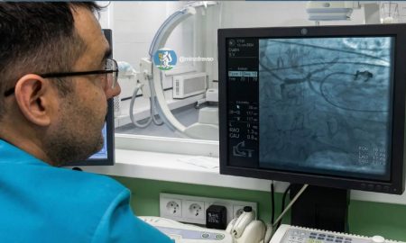 Врач смотрит на монитор