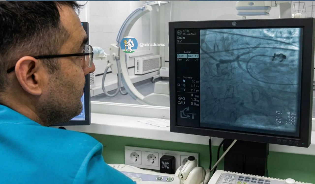 Врач смотрит на монитор