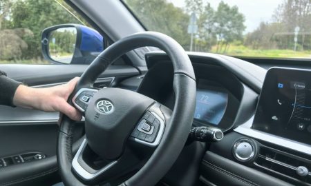 Мужчина едет за рулем