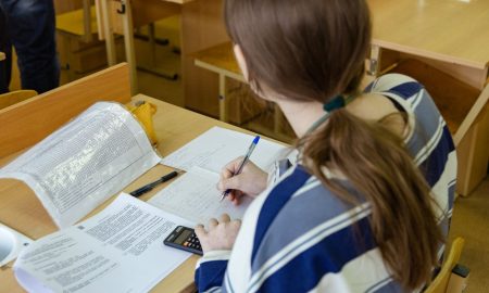 Школьница сидит за партой