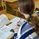 Школьница сидит за партой