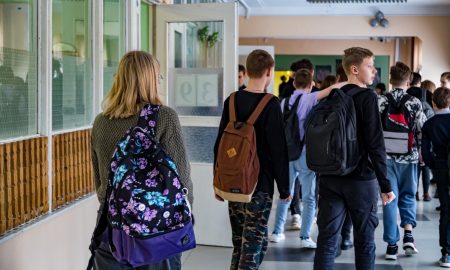 Школьники выходят из класса