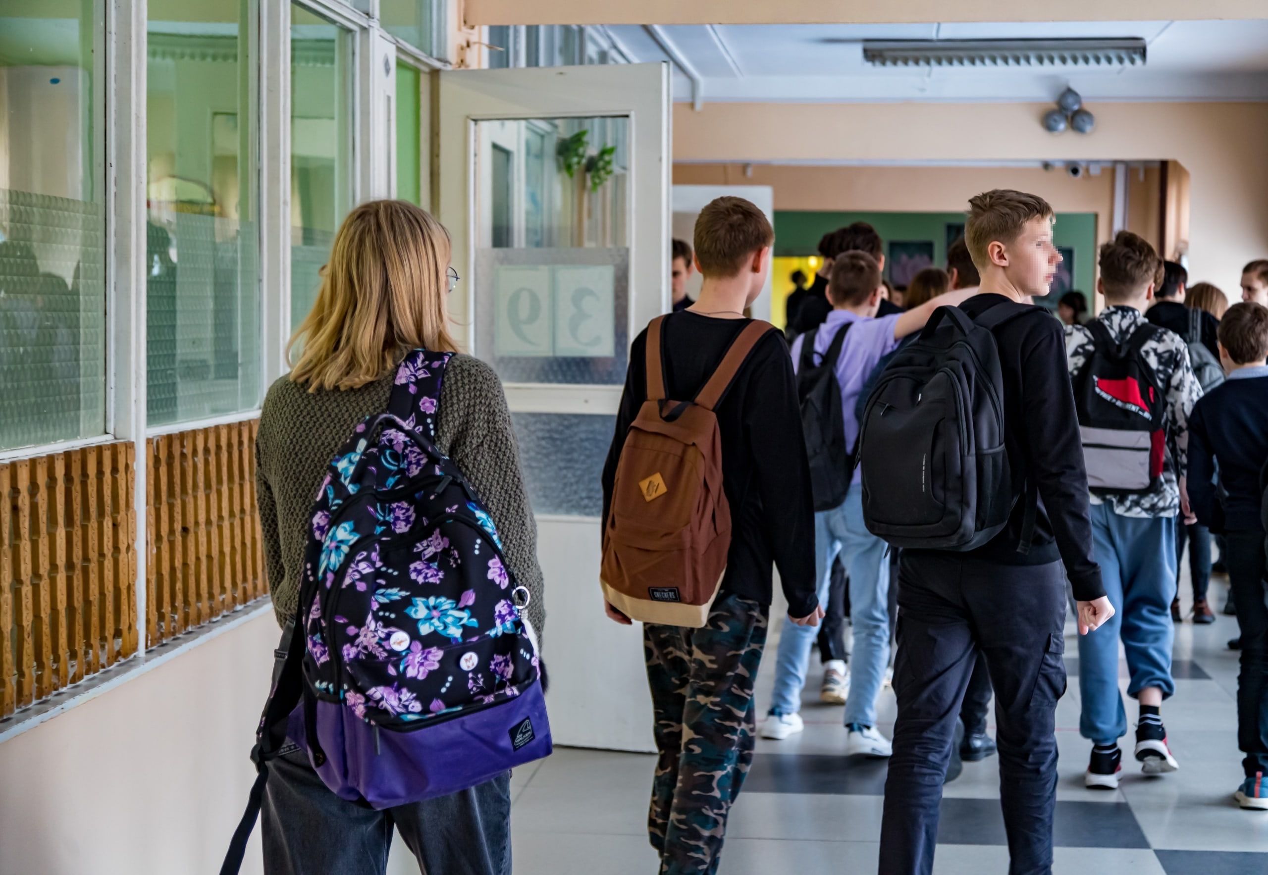 Школьники выходят из класса