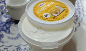 На столе стоит сметана