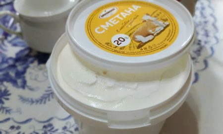 На столе стоит сметана