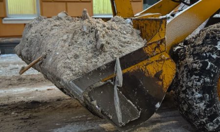 Трактор убирает снег