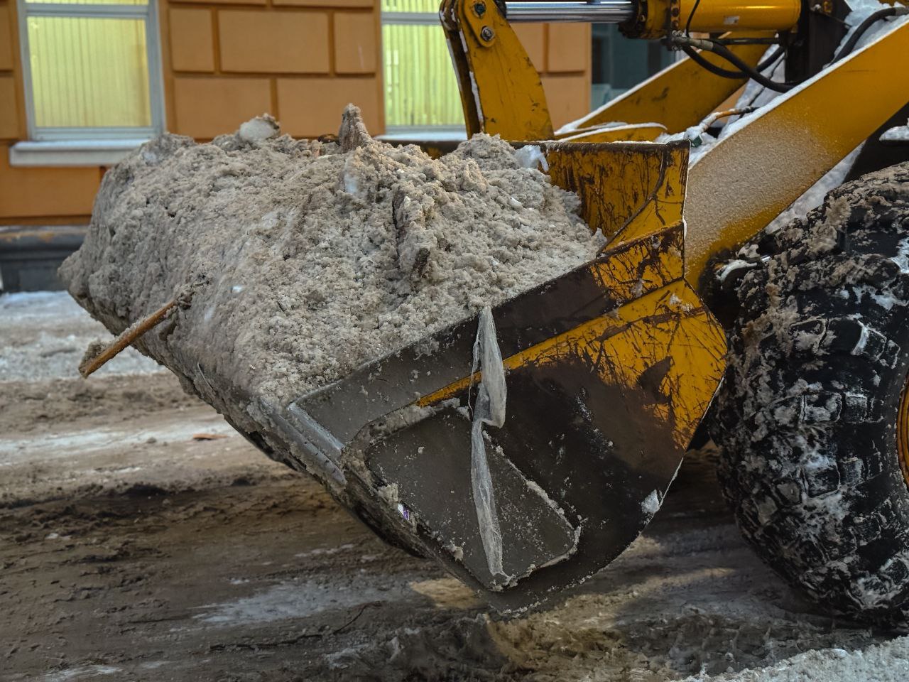 Трактор убирает снег