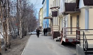 Пешеходы на весенних улицах