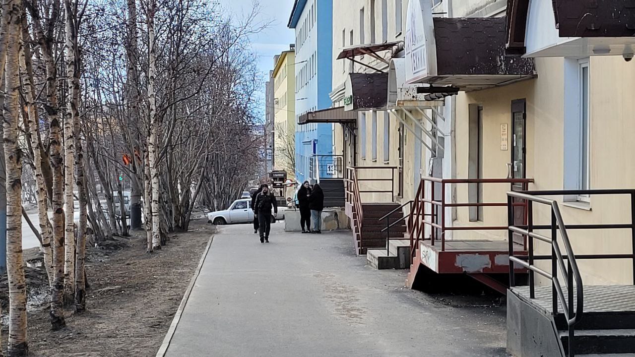 Пешеходы на весенних улицах