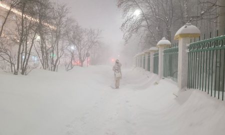 Женщина идет в снегопад