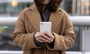 Девушка держит телефон в руках