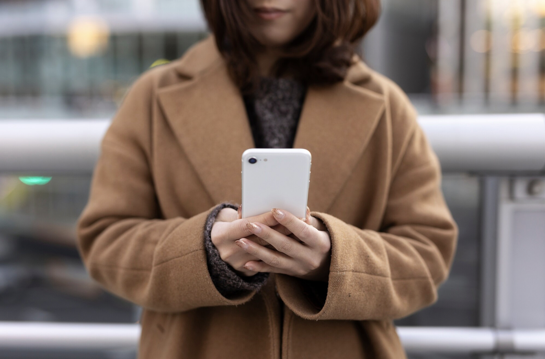 Девушка держит телефон в руках