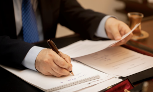 Суд подписывает документы