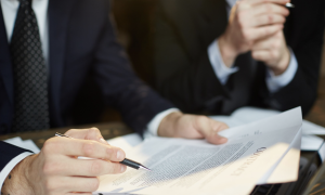 Мужчины подписывают документы