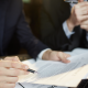 Мужчины подписывают документы