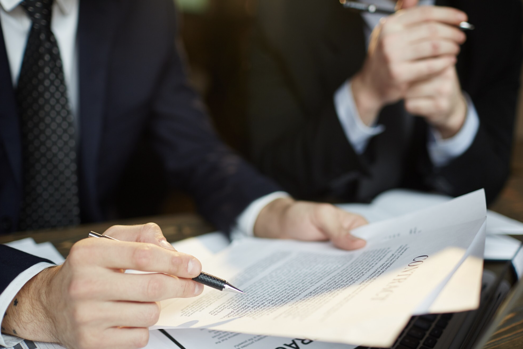 Мужчины подписывают документы