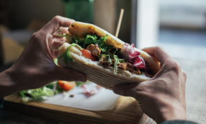 Шаурма в руках у мужчины