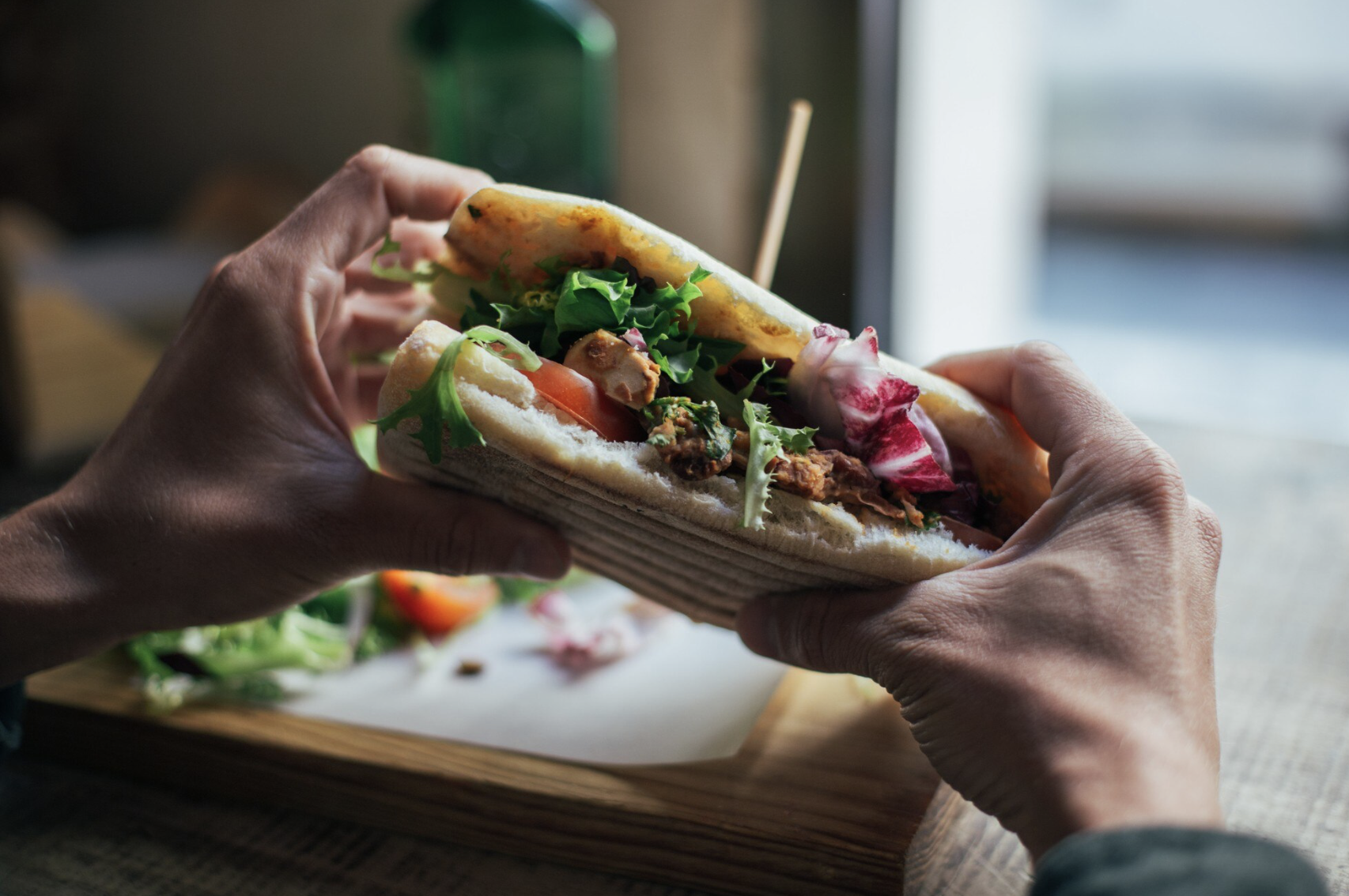 Шаурма в руках у мужчины