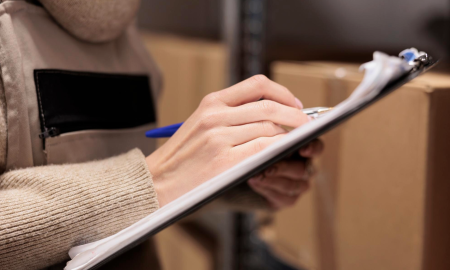 Сотрудник таможни