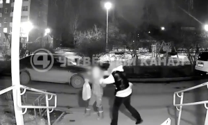 Мать избивает ребенка