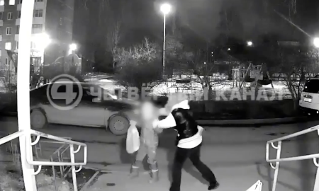 Мать избивает ребенка