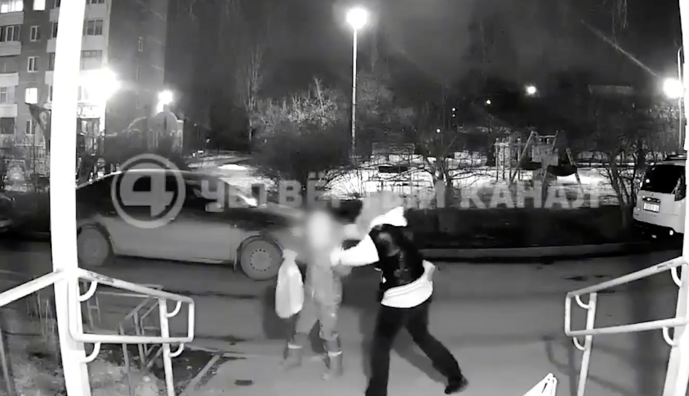 Мать избивает ребенка