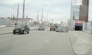 Автомобиль едет по встречке