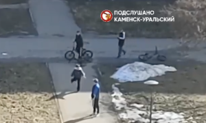 Подростки издеваются над мужчиной