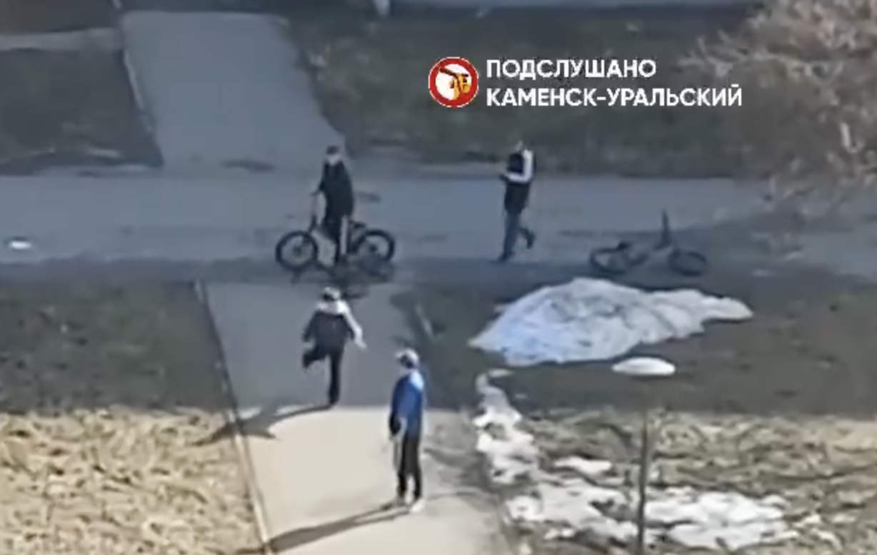 Подростки издеваются над мужчиной