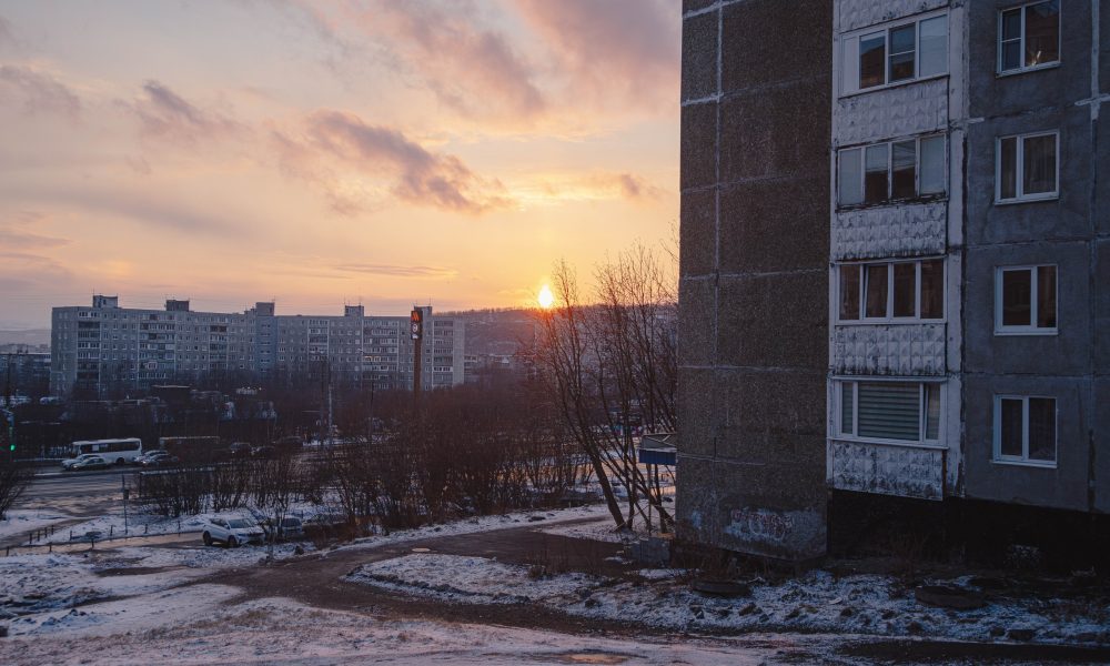 Солнце весной над городом