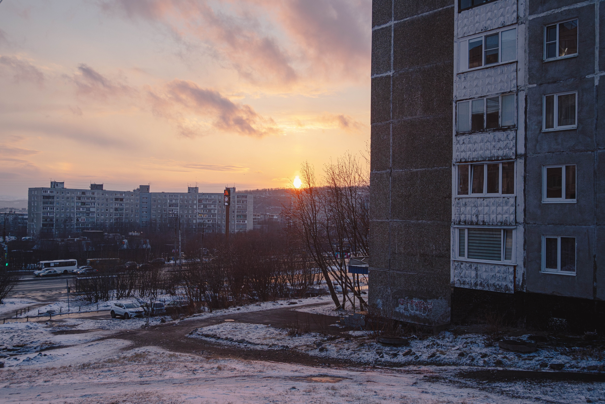 Солнце весной над городом
