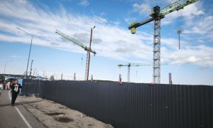 Краны на строительстве дома